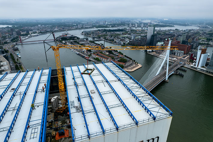 Liebherr-Schnelleinsatzkran 34 K arbeitete auf höchstem Gebäude der Benelux-Länder